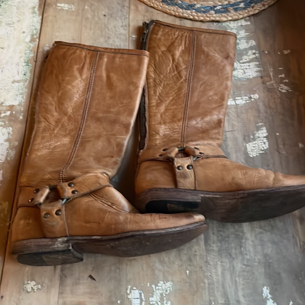 FRYE DISTRESSED LEATHER BOOTS SIZE SIX - Picture 3 of 10